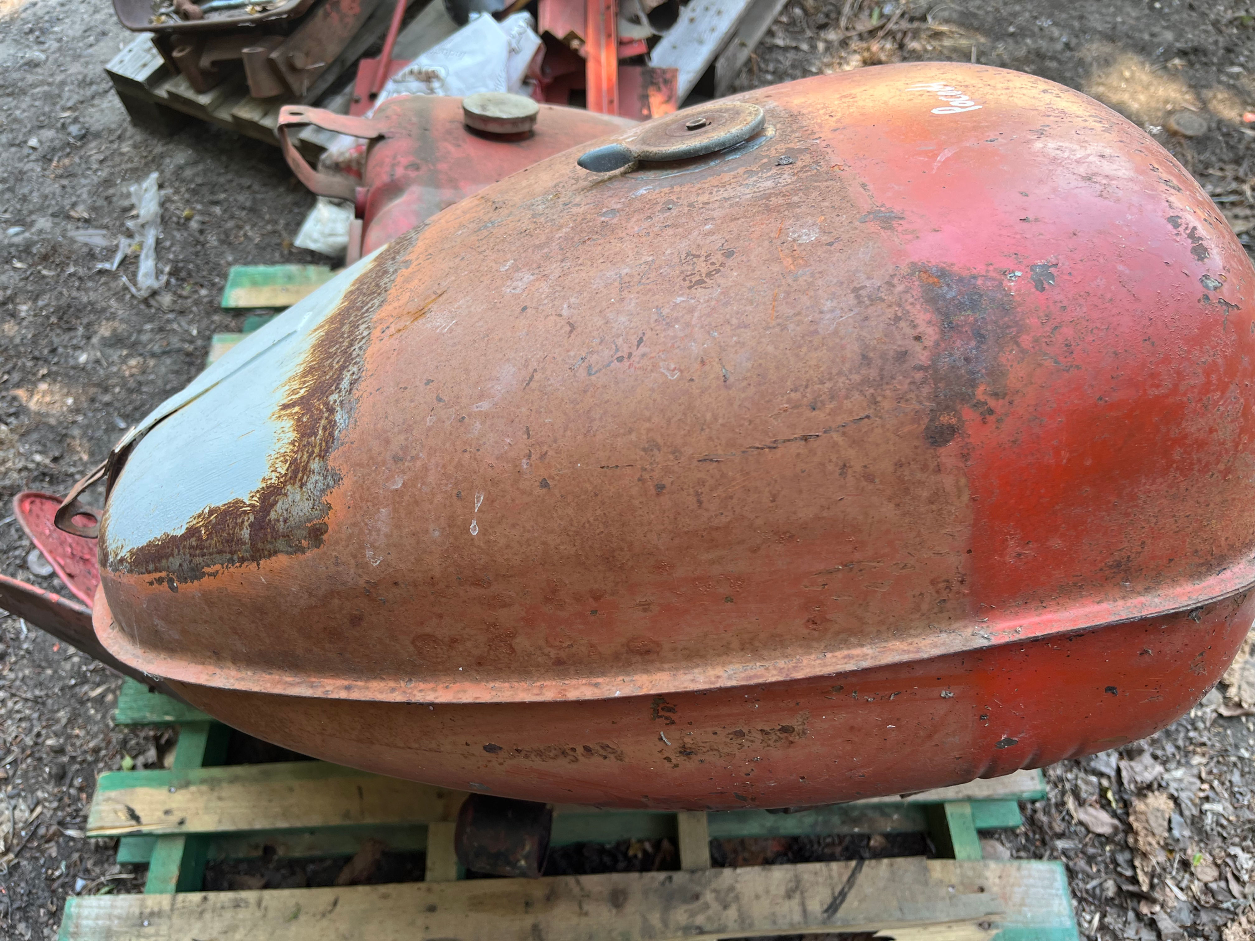 Allis Chalmers B tvo tank