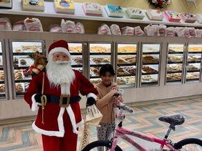 Santa y Arandas Bakery trajeron regalos