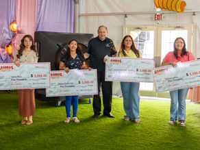 La entrega de Becas por 30,000 dólares.