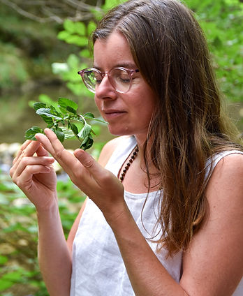 Aurélie Von Junker, herboriste intuitive, en pleine nature, respiration consciente et écoute des sensations corporelles pour soutenir l’équilibre émotionnel