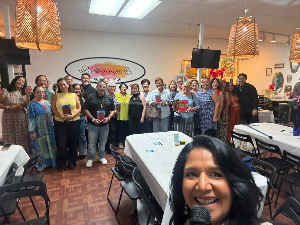 Group photo of guest at the Alma creativa book presentation in La Casita de Ely.