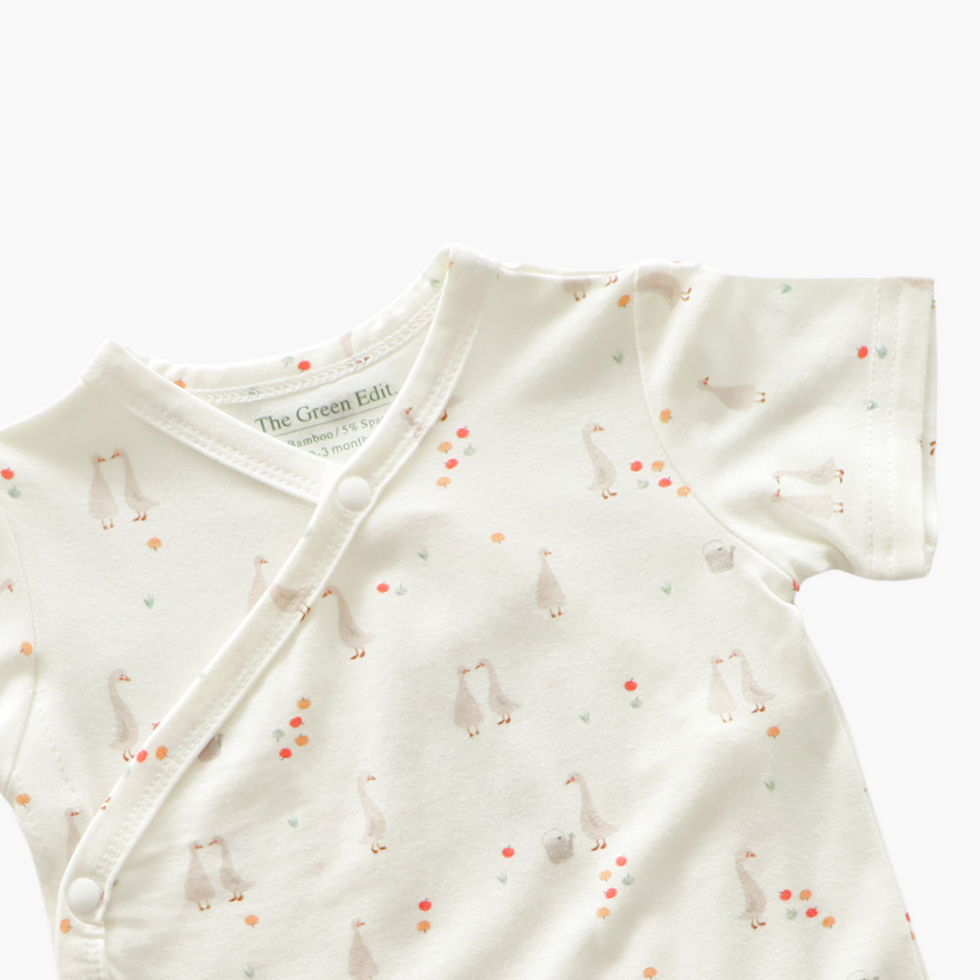 縮圖：Nickel-free snap buttons on a baby bamboo clothing