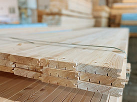 AB kvalitātes egles vai priedes grīdas dēlis dabīgam iekštelpu segumam ar gludu virsmu, veseliem zariem un dabīgu koka tekstūru