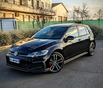 Photographie d'une voiture GOLF noire GTD de biais..