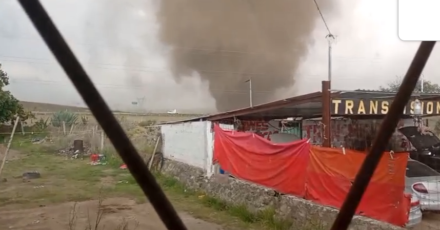 TORNADO O TORBELLINO SORPRENDE A CUYOACO, PUEBLA; REPORTAN DAÑOS EN CULTIVOS Y ESTABLOS 🌪️⚠️🌾🚜