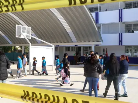 🚨🏫 INCUMPLIMIENTO Y RIESGO: ALUMNOS REGRESAN A ESCUELA INCONCLUSA EN TLAXCALA ⚠️👧👦