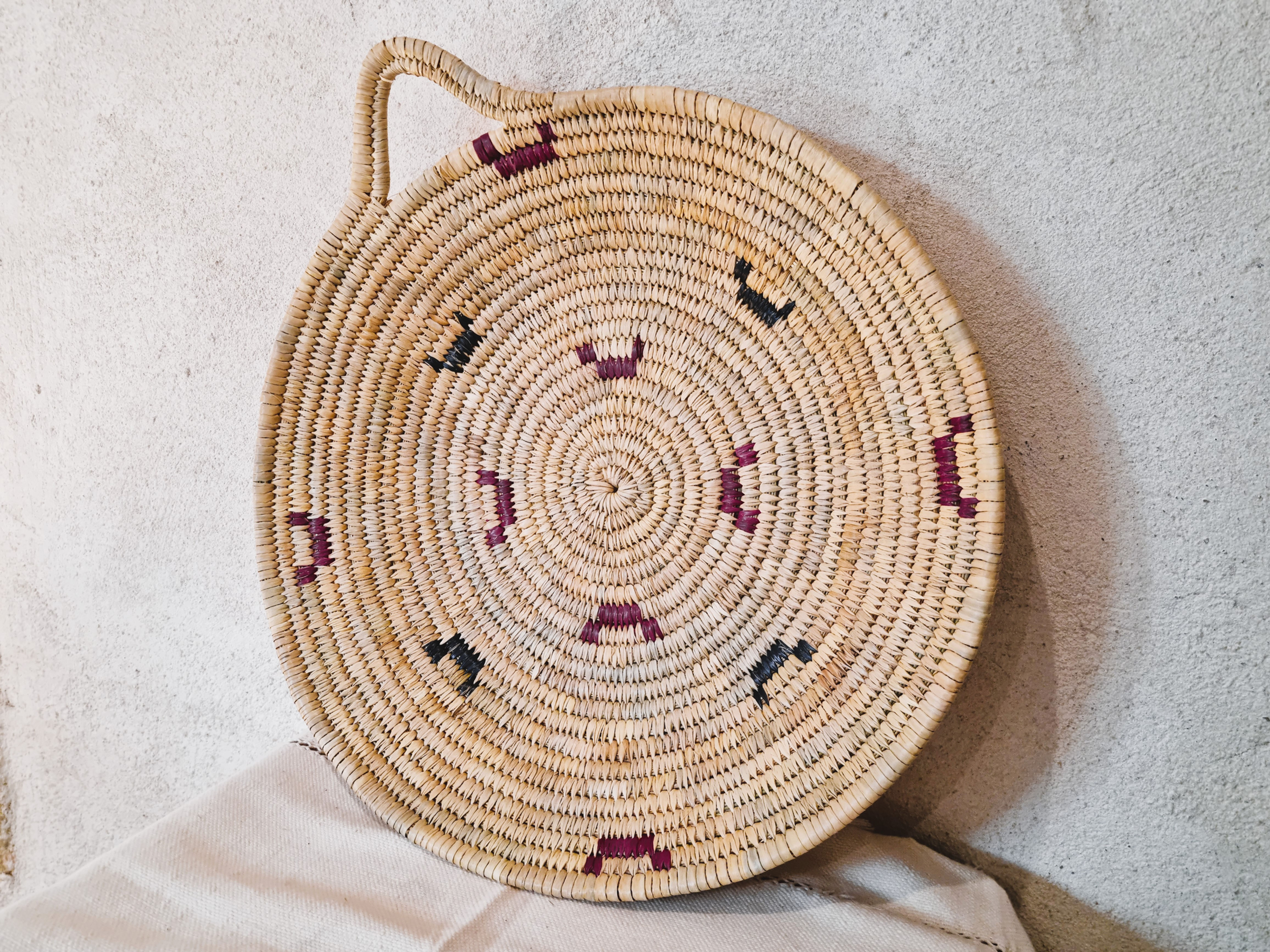 Corbeille à poignée motifs "chevrons"  Ø 39 cm.