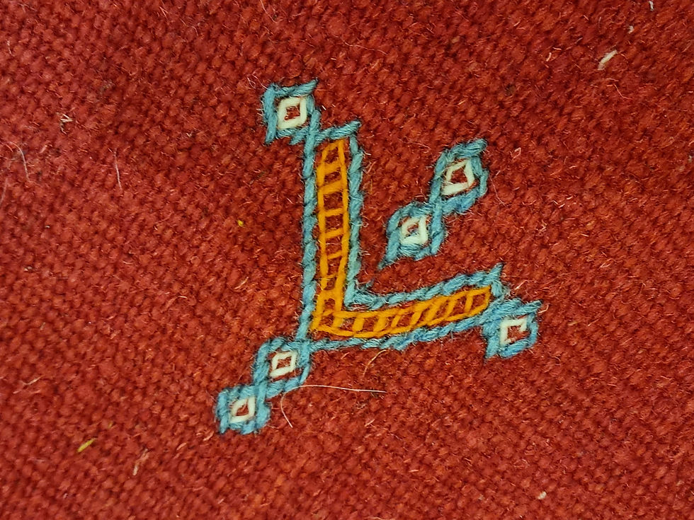 Miniature : Tapis Akhnif rouge "vintage" - Motifs brodés placés
