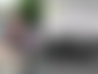 Auf dem Bild sind die Finalistinnen und Jurymitglieder des Female StartAperitivos 2024 in Lübeck zu sehen, ebenso ein Selfie von Carina Seliger mit ihrem Preis