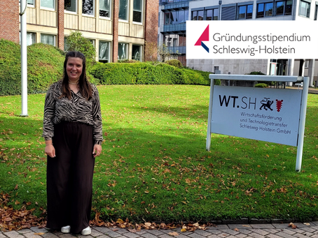 Carina Seliger vor dem Gebäude der WTSH nach Unterzeichnung des Gründungsstipendiums SH