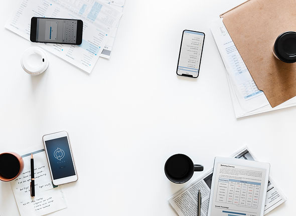 Arbeitsfläche mit Smartphones und Notizen