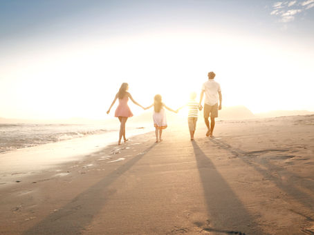 Familie mit Kindern erlebt Stress im Urlaub und findet wieder zu mehr Verbindung