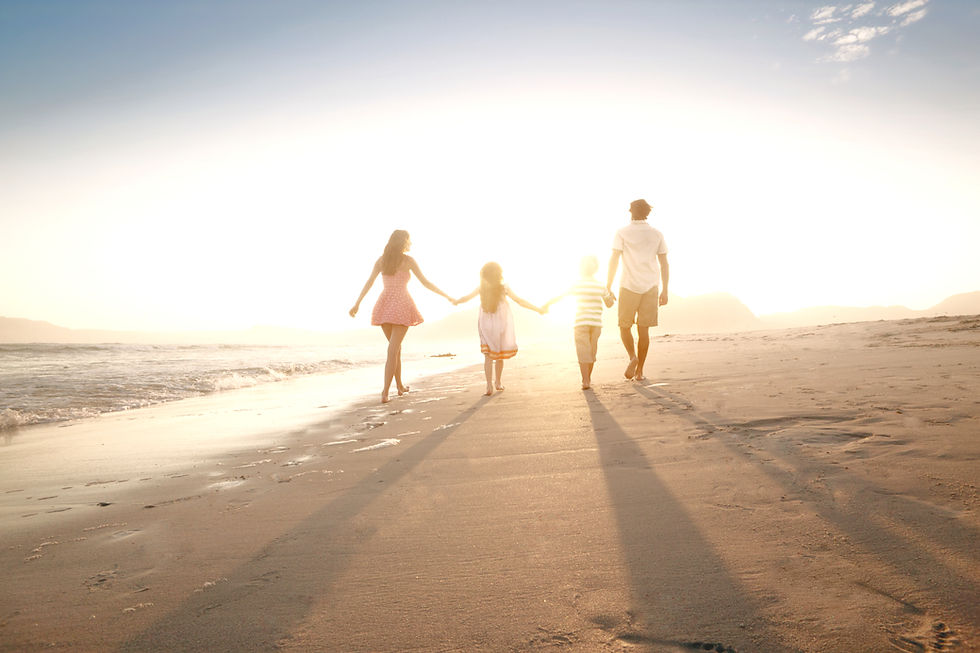 Familie mit Kindern erlebt Stress im Urlaub und findet wieder zu mehr Verbindung
