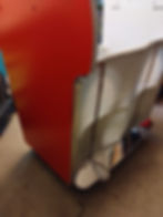 Frisch rot lackiertes Gehäuseseiten der Wurlitzer 1800. Auch der perfekt gereinigte Lautsprechergrill und einige Chromzierteile sind bereits montiert.