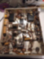 Verstärker (AMP) 528HF zu Wurlitezr 1800. Blick von unten in das Chassis mit originalen Kondensatoren etc.