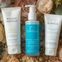 fundo com flores verdes, amarelas e produtos de beleza em destaque, rotina de skincare para iniciantes