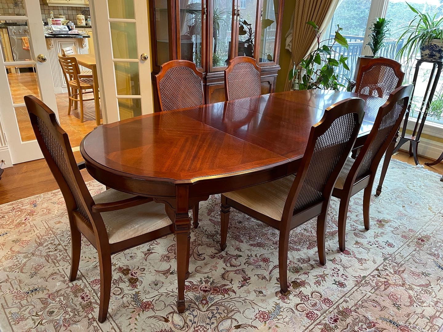 Lot 90 - Dining Room Table & 6 Chairs