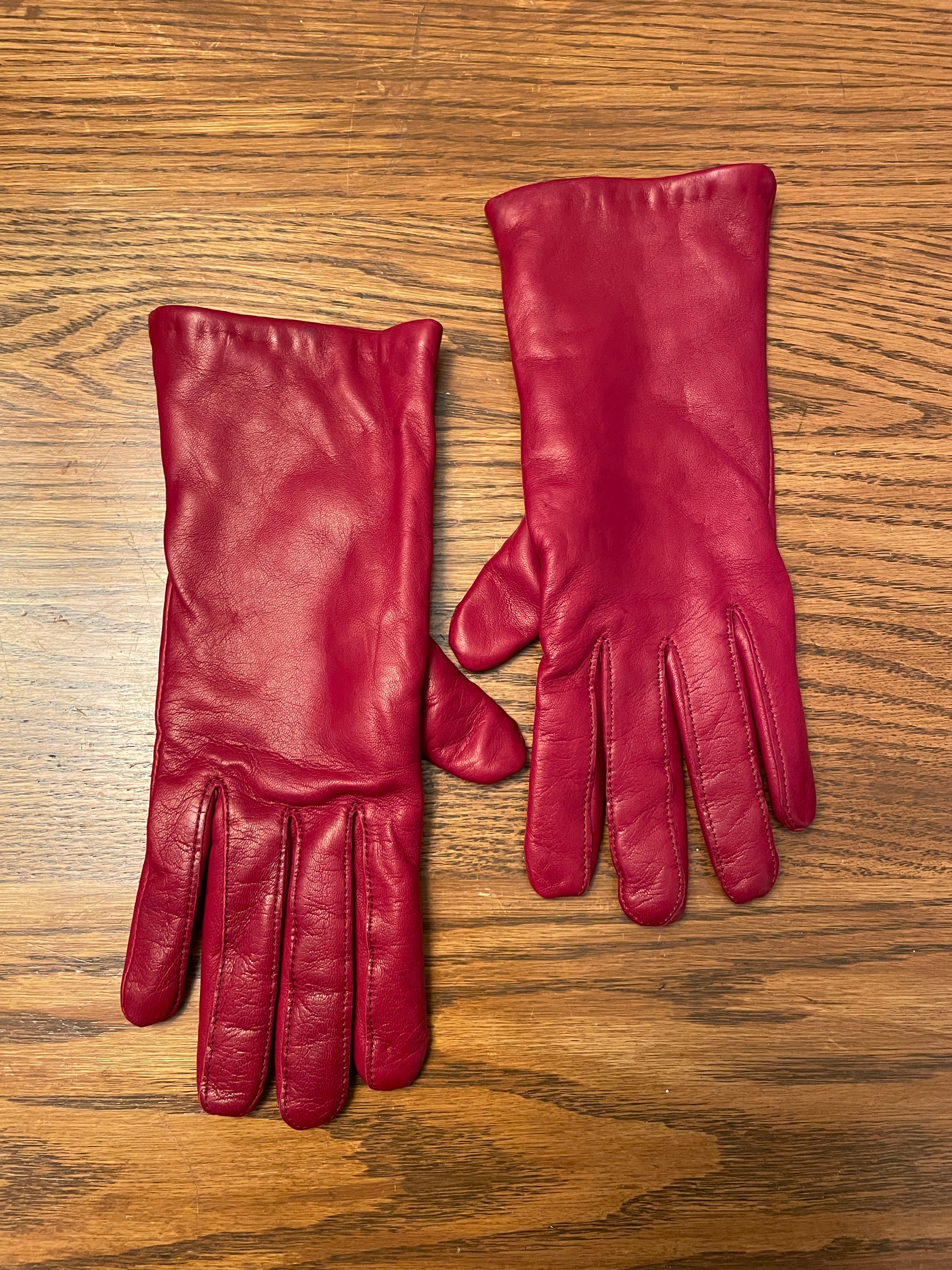 Lot 420 - Ladies Italian Leather Gloves by Antonio Murolo (Retail $130.)