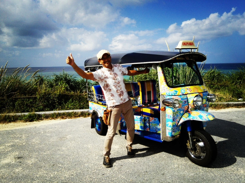 沖縄県恩納村でフォトウエディング、ロケーションフォトのためにトゥクトゥクのテストをする代表の屋敷登輝与