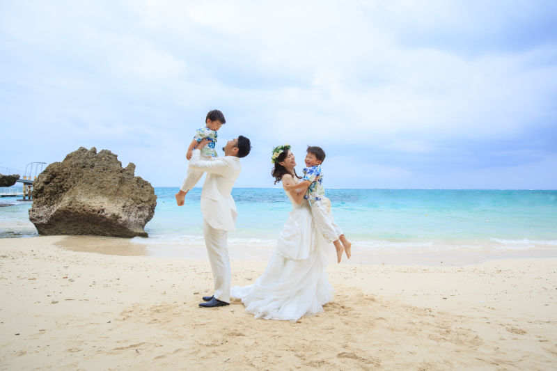 沖縄恩納村　フォトウエディング　ビーチフォト　家族でウォーターショット