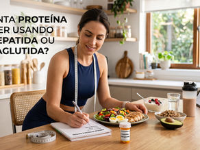 Uma moça fazendo as contas de proteína na refeição sentada em uma mesa com vários alimentos