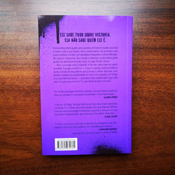 Quarta capa Uma mulher no escuro