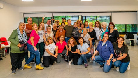 El Intendente compartió una clase del taller gratuito de Teatro Musical +40