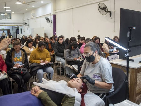 Más de 80 personas participaron de una master class de coloración y permanente de pestañas 
