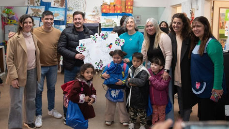 Niños del Jardín de Infantes N°911 de Las Campanas recibieron mochilas y kits escolares de la Provincia