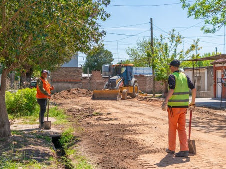 Abella supervisó el inicio de la obra de asfaltado del Pasaje Beruti