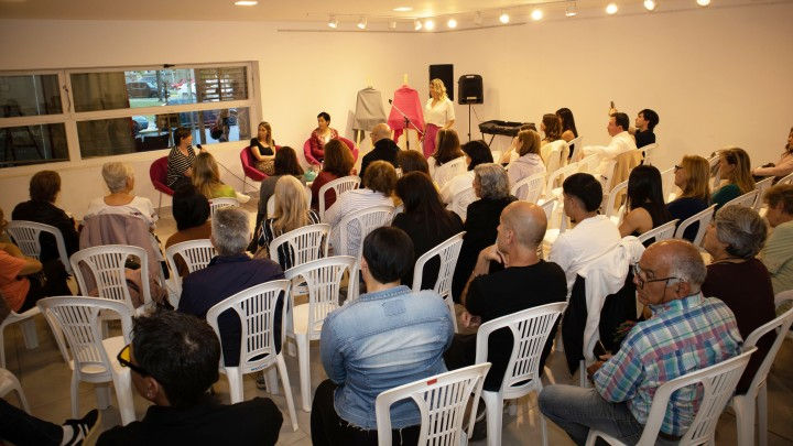 Vecinos participaron de una jornada de concientización sobre la detección temprano del cáncer de mama