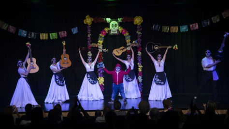 Pedro Barbero: el musical “Solo muere lo que se olvida” emocionó a cientos de vecinos