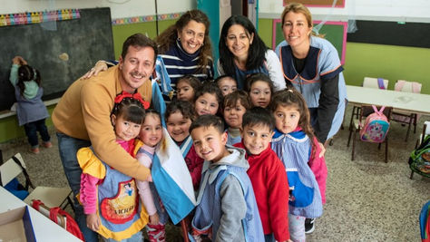 Alejo Sarna entregó la bandera de ceremonia al Jardín 910 de San Cayetano