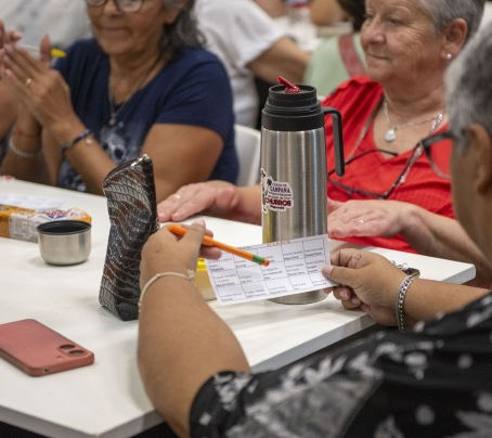 Más de cien vecinos se divirtieron en un nuevo bingo musical impulsado por el Municipio