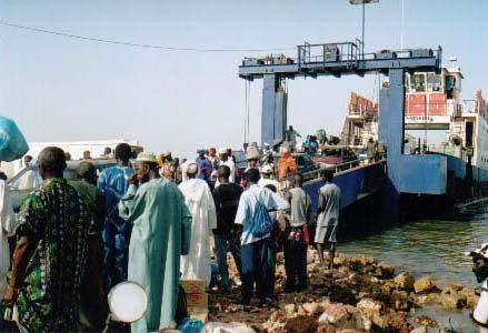 Le bac pour traverser le fleuve Gambie à Banjul (la capitale)