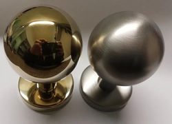 Puxador bola banho de latão e escovado.