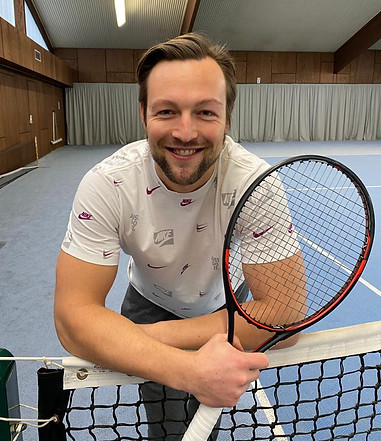 Bild von dem Tennisspieler, Tennistrainer und Inhaber der Tennisschule DS-Pro S.A. Er befindet sich in einer Tennishalle in Luxemburg. Er war aktiver Spieler in der Mannschaft vom Tennisclub Lorentzweiler und ist aktiv im Tennistraining beim Tennisclub Walferdange, wo er ab 2021 auch Interclub spielt. Seine Tennisschule DS-Pro kümmert sich um das Tennistraining in Lorentzweiler, Walferdange und Bissen.