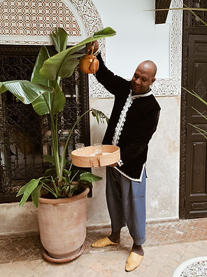 Mohamed sert le thé à la menthe