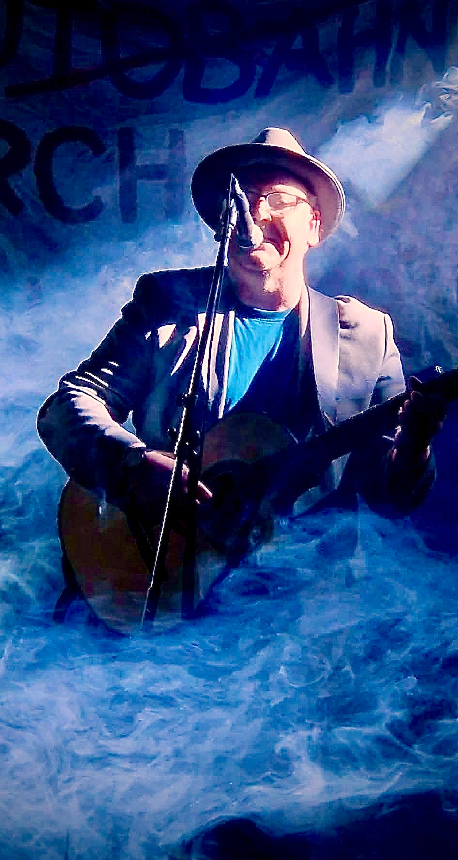 Christian Fahrenheit in der Faust (Warenannahme)