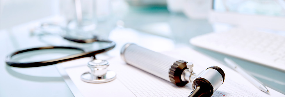 Medizinische Werkzeuge auf dem Schreibtisch