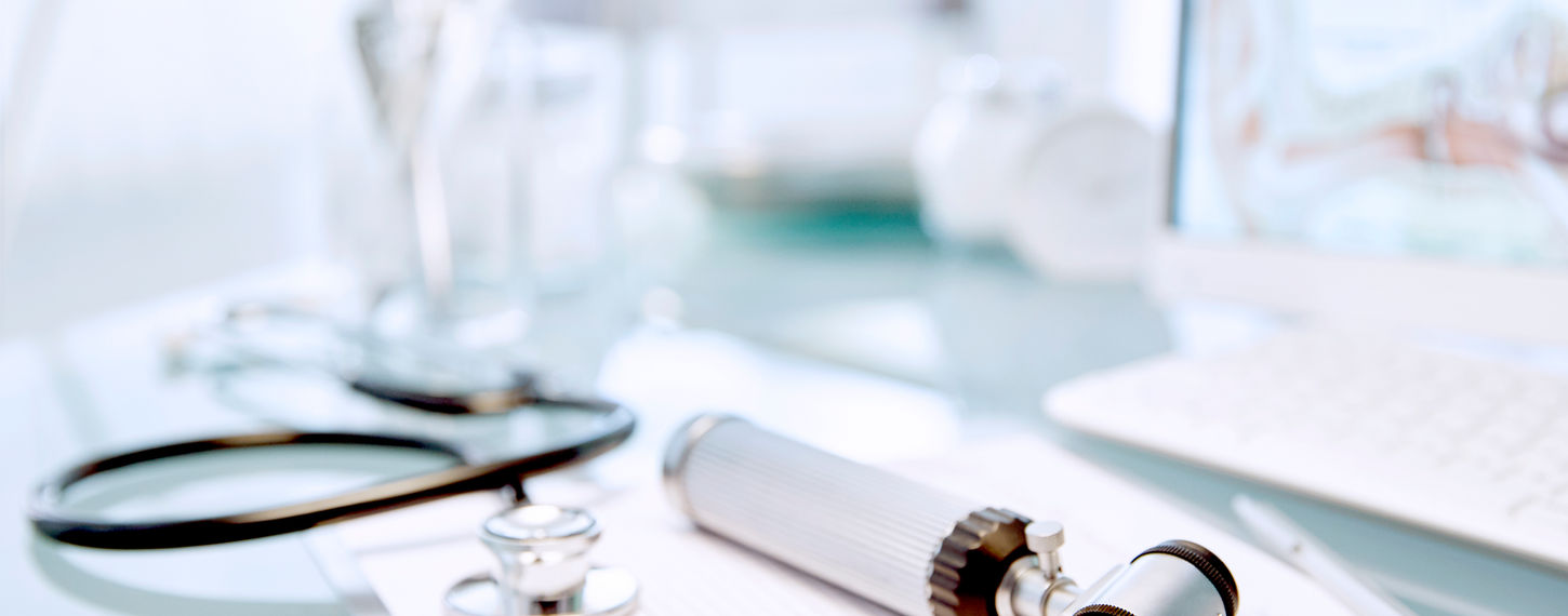 Schreibtisch mit Stethoskop