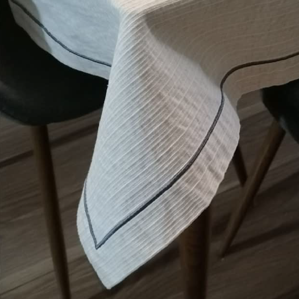mantel de uso diario con acabado de feston bordado