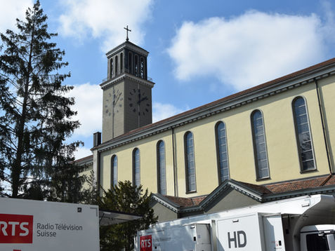 Centaines de milliers de fidèles pour la messe de Pâques à l’église Saint-Pierre