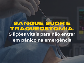 Primeiro plano de mãos cirúrgicas enluvadas manipulando um guia bougie em um procedimento de via aérea, em cenário de centro cirúrgico com iluminação cinematográfica. Sobre a imagem, o texto em destaque diz: 'SANGUE, SUOR E TRAQUEOSTOMIA: 5 lições vitais para não entrar em pânico na emergência'.