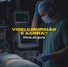 Capa do blog com o título 'VIREI CIRURGIÃO E AGORA? Dicas do guru'. A imagem apresenta um cirurgião paramentado em um centro cirúrgico sombrio, segurando um bisturi e coçando a cabeça em um gesto de dúvida e reflexão, simbolizando os dilemas e desafios do mundo real da carreira médica após a residência.