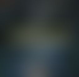 Imagem cinematográfica de uma equipe cirúrgica operando. O cirurgião utiliza um bisturi elétrico com foco na ponta ativa, gerando uma pluma de fumaça realística no campo operatório. O título em destaque pergunta: 'AMARELO OU AZUL? O que 100 anos de eletrocirurgia ainda não nos ensinaram?'. A cena evoca a biofísica e a precisão técnica no centro cirúrgico.