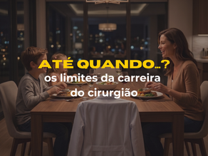 Capa do blog com o título 'ATÉ QUANDO...? os limites da carreira do cirurgião'. A imagem realista mostra uma mãe e dois filhos sorrindo e jantando em uma sala moderna, enquanto a cadeira central em primeiro plano está vazia, com um jaleco médico branco dobrado sobre o encosto, simbolizando a ausência provocada pela rotina hospitalar.