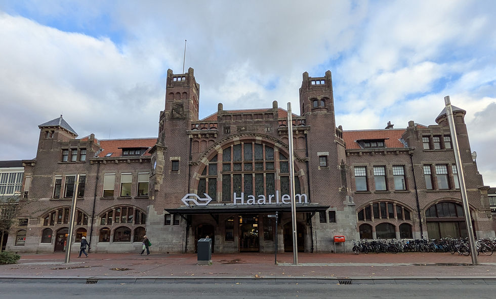An Art Nouveau building with the name "Haarlem" on the front. It is a train station.
