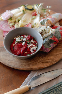 1.1 Hoummous de betterave et ail de Naples + Rouleaux de printemps aux plantes et fleurs