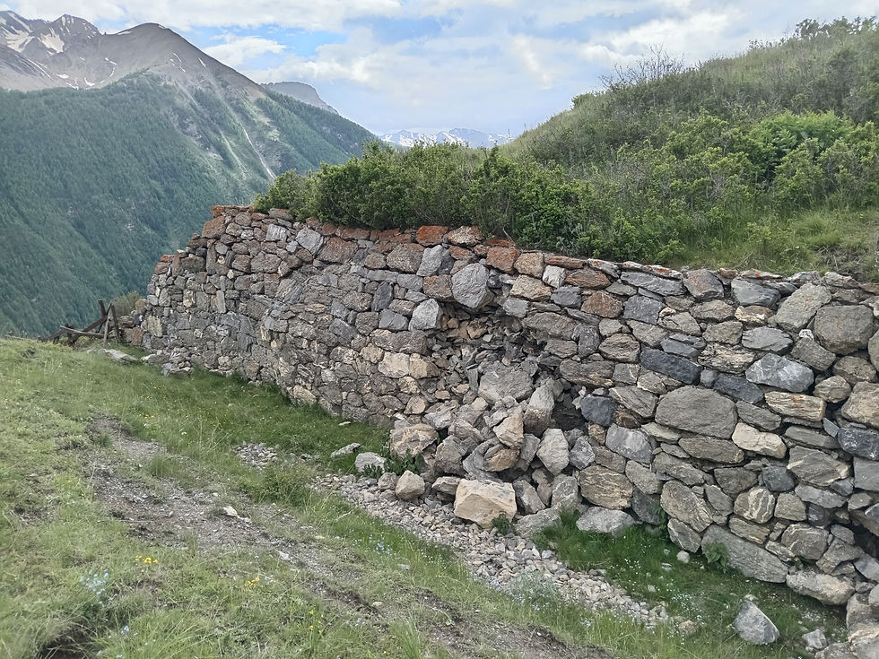 mur en pierre effondré